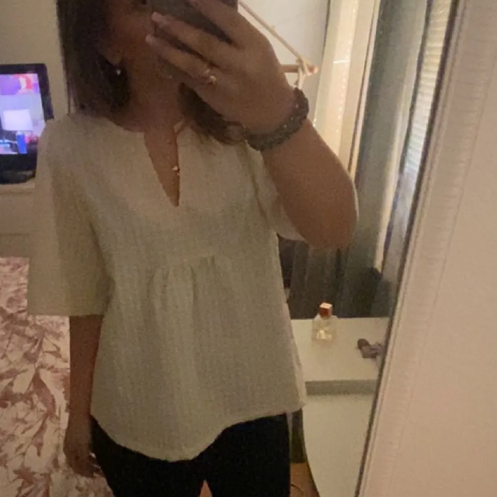 Säljer min oanvända beiga/ vita blus topp. Kommer från Vila och köpt för ungefär 450kr, sjukt snygg!! . Puserot.