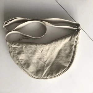 Uniqlo väska - Viral uniqlo bag i beige/natural.  Axelväska i fint skick! Använd endast några gånger. 