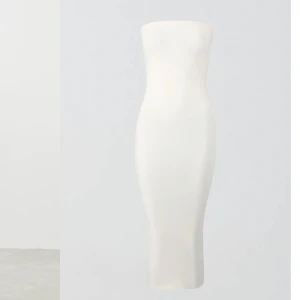 Klänning - Super fin bandeau klänning från Gina i str S, säljer då jag har en likadan💓 Helt oanvänd med prislapp kvar Nypris 299