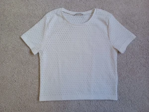 Vacker Vit topp. - Vacker vit topp som passar perfekt till sommaren. Köpt från Zara men aldrig använd på grund av fel storlek.