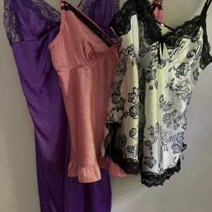 Vintage - Säljer dessa super fina klädesplagg, för 120kr st. Kommer att lägga upp ännu fler liknande plagg. Hoppas att ni är taggade!  Det är först till kvarn som gäller! Skriv i kommentarerna ”köper”  SVART/VITA LINNET SÅLT❌