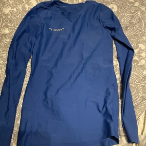 En blå träningtröja  - En blå träningströja den soc. Den är i storlek s. Säljer för 50kr plus frakt. 