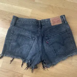 Säljer mina Levis shorts då de inte passar mig! Mått W24❤️