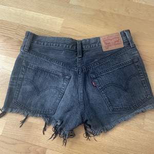 Säljer mina Levis shorts då de inte passar mig! Mått W24❤️