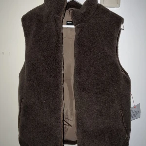 Brun väst - Brun väst från asos Stor i storleken. Fodrad. Aldrig använd.