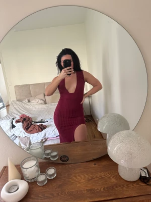 Klänning - Vinröd klänning från PLT.  Aldrig använd, prislapp finns kvar. 