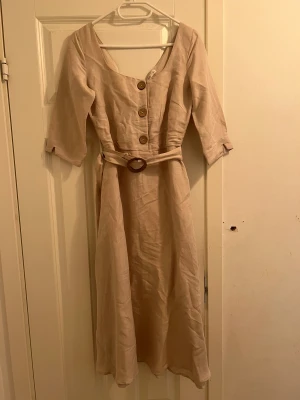 Mango klänning i  linneväv - Fin skick. Dock ca 10 cm har tråden gått upp lite bara