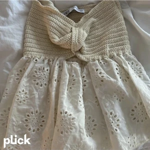 Zara topp - Supersöt topp från Zara. (Lånad bild) men kan skicka bild på min om man vill💗Anväd max 2 gånger så i nyskick. Den har bra resår så den halkar inte ned när man har den på sig