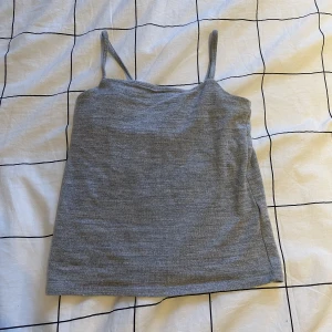 Grått linne - Säljer ett grått linne i storlek S.