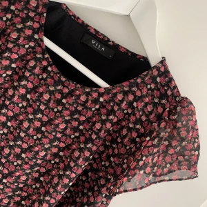 Småblommig söt klänning - Fint skick, svart undertyg så den är inte genomskinlig, kort modell