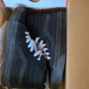 Vans GE BUD 1kr - Skate high storlek 37 skick 9/10 fås med svarta och vita snören kommer i replacement box vill bli av med skorna tar emot i princip vad som helst ge ett bud