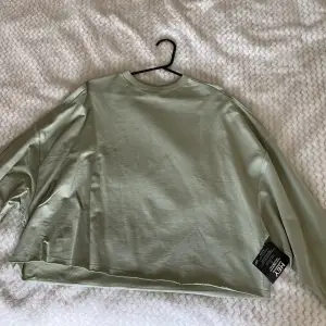 Mintgrön oversized långärmad tröja från Nelly i storlek XS, mer som en S. Oanvänd med prislappen kvar. 