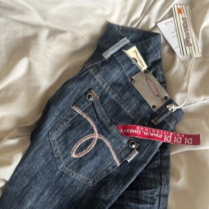 fett snygga jeans❤️ - säljer nu de här as snygga jeansen från flyking som är helt i nyskick💗 storlek 25 och passar någon mellan 155-160, har ingen bild på så fråga inte 