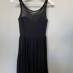 Lätt klänning i nyskick - 🌿Klänning 🌱 •Mycket bra skick •Storlek 34 •65 kr 🚫Djurfritt och rökfritt hem 📍Kan mötes upp i Mölnlycke/Göteborg 📬Kan skickas mot fraktkostnad