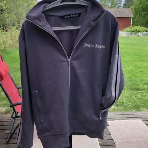 Palm angeles kofta - Det är en palm angels tröja aldrig använd bara testad, tagsen finns kvar , nypris 2500kr