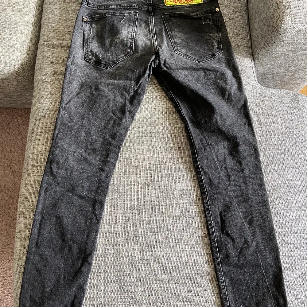 Dsquared jeans i bra skick som har blivit lite för små.. Jeans & Byxor.