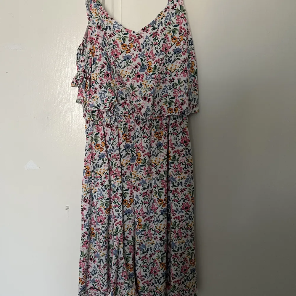 En perfekt klänning till sommaren från hm. Köpt för 250.  Kan gå ner i pris. I ungefär nyskick. Köparen står för frakten. Tryck gärna på köp nu 💞💞. Klänningar.