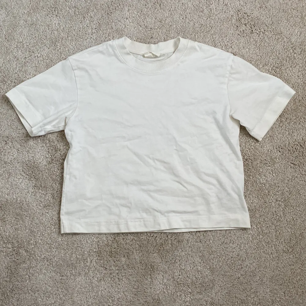 Jätte fin vit T-shirt från Gina! Den är i ett tjockare material och är därav bra kvalite och inte alls genomskinlig💗knappt använd! hör av er vid frågor eller vid köp🫶🏼. T-shirts.