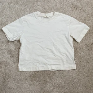T-shirt  - Jätte fin vit T-shirt från Gina! Den är i ett tjockare material och är därav bra kvalite och inte alls genomskinlig💗knappt använd! hör av er vid frågor eller vid köp🫶🏼