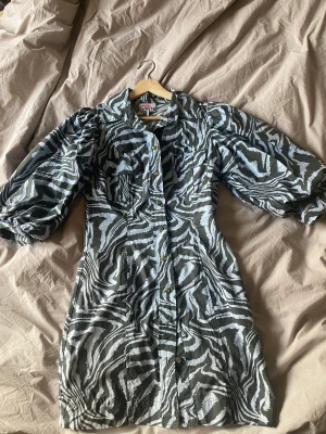 Klänning från Ganni  - I bra skick utöver den röda fläcken på innerlappen  Kort klänning i storlek 38, passar även dig som har storlek 36