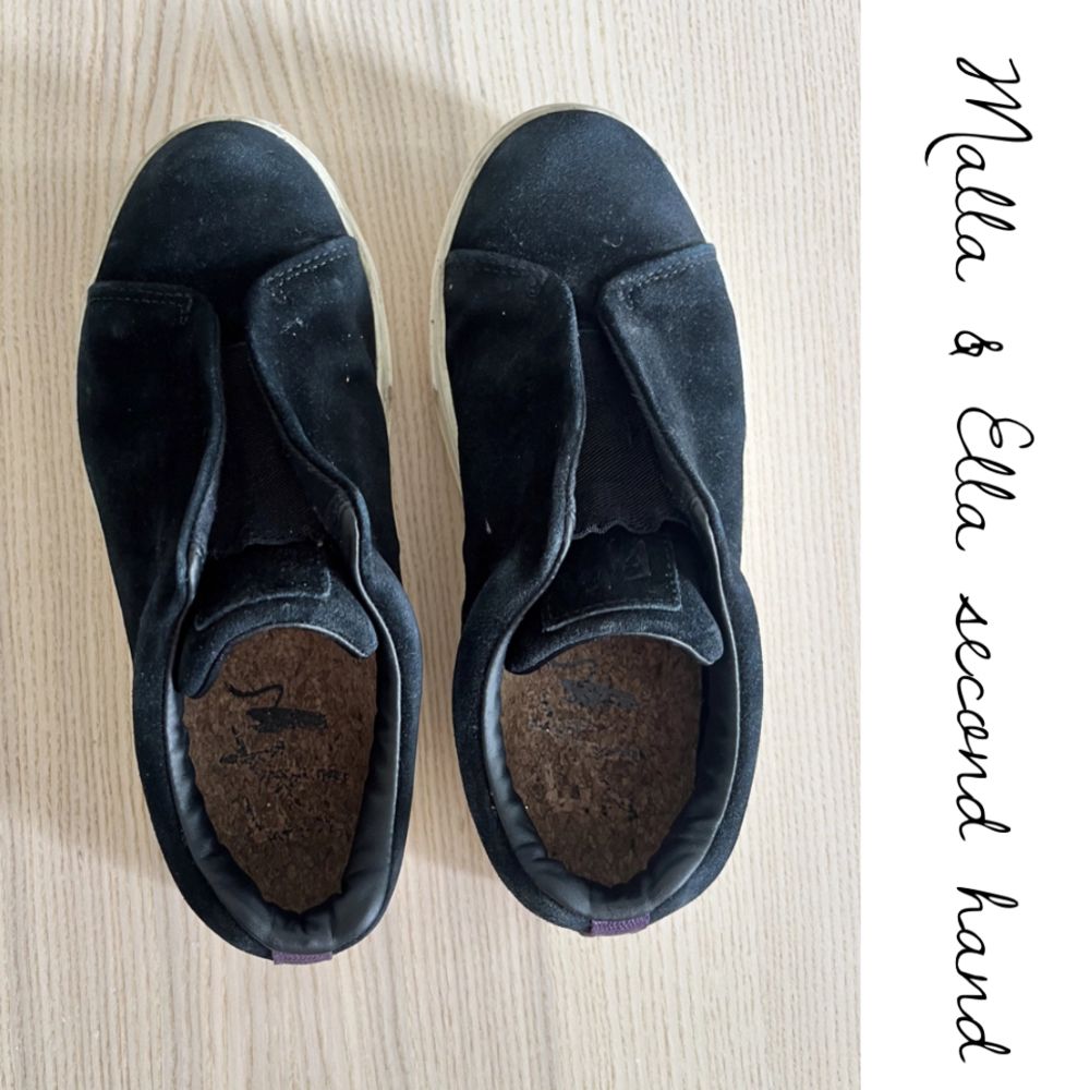 Skitsnygga svarta eytys skor ”Eytys Doja Slip-son Suede Black (DSOSB)” storlek 37, köpta för 1999kr säljer nu för 500kr men pris kan diskuteras, säljer då de inte längre kommer till användning, hoppas de kan hitta ett nytt hem!. Skor.