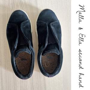 Skitsnygga svarta eytys skor ”Eytys Doja Slip-son Suede Black (DSOSB)” storlek 37, köpta för 1999kr säljer nu för 500kr men pris kan diskuteras, säljer då de inte längre kommer till användning, hoppas de kan hitta ett nytt hem!