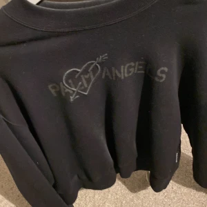 Palm angels tröja - Palm angels tröja, storlek M  Aldrig använd. Nypris 7000kr Köpt på Farfetch låda finns också.
