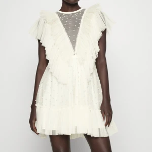 Ida Sjöstedt Nathalie dress - Ida Sjöstedt Nathalie dress, använd en gång så den är som ny! Storlek 38 men finns band i midjan som gör att den går att anpassa och göra mindre! Inköpt för 4196kr