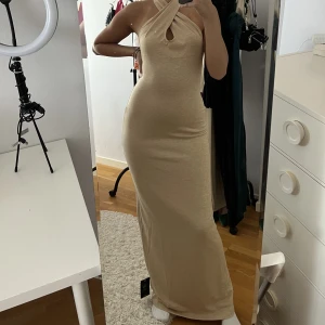 Klänning från NAKD - Fin beige klänning från NAKD. Aldrig använd, etikett finns på🤍