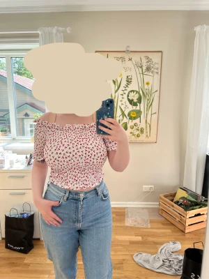 Off shoulder topp - En väldigt skön och stretchig off shoulder topp från Newyorker! Bara använd en gång så den är i bra skick! Skriv till mig om du vill se fler bilder och eller har frågor🫶🏻köparen står för frakten.