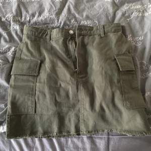 Hej, jag säljer min militär gröna jeans kjol nu pga att den inte passar. Den är andvänd en gång och är i ett bra skick😄