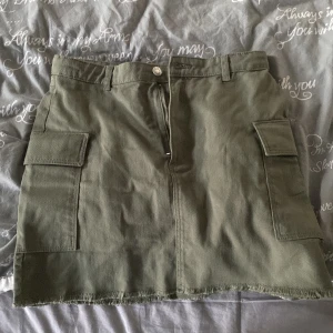 Jeans kjol - Hej, jag säljer min militär gröna jeans kjol nu pga att den inte passar. Den är andvänd en gång och är i ett bra skick😄