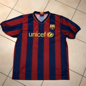 FC Barcelona Ibrahimovic - Fc Barcelona tröja med Ibrahimovic på ryggen. Storlek M, men skulle säga att den passar S oxå. 200 kr. Köp sker via ”köp nu funktionen”