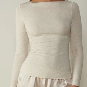 Intimissimi tröja - Lägger upp denna fina tröja igen med lägre pris❤️vit intimissimi tröja med guldiga trådar (köpt för 449 och säljs ej längre)