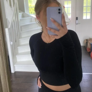 Träning topp från bik bok💋 - En ribbad och skön tränings topp från bik bok i storlek xs/s men funkar till en M!!❤️har inte använt!! Lite kortare mot magen och har lånat fina armar!!❤️