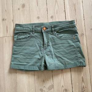 Säljer ett par lågmidgade gröna shorts från hm i storlek 11/12 år, säljer på grund av att de är för små. Använda men med bra skick. Köparen står för frakt!