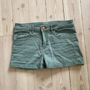Gröna shorts från hm i storlek 152, 11/12 men passar xs - Säljer ett par lågmidgade gröna shorts från hm i storlek 11/12 år, säljer på grund av att de är för små. Använda men med bra skick. Köparen står för frakt!