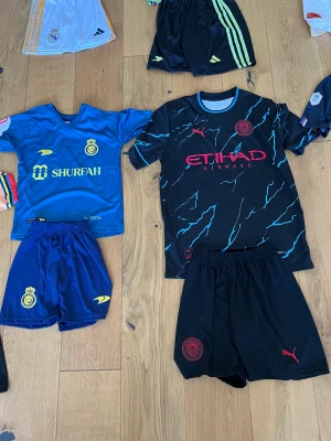 Fotbollströjor  - Har fått en nya set i många lag hemma och borta. Från storlek 104 till 176