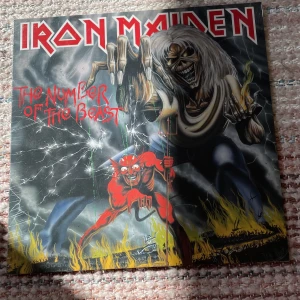 LP-skiva IRON MAIDEN - Oöppnad! Fodral med tillhörande skiva.