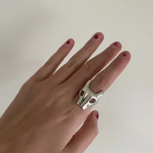 Maria Nilsdotter  - Hej! Jag byter nu gärna denna ring mot något annat Maria Nilsdotter smycke! Om ditt smycke är dyrare kan jag tänka mig betala skillnaden🫶🏻köptes i början av sommaren och den är i storleken 18❤️ringen har en liten difekt som syns på bilden ❤️Mina bilder🫶🏻