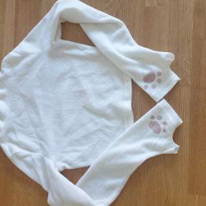 Säljer en kawaii tröja med katt vantar!! Jätte gullig och i bra skick. (Katt i hemmet) 