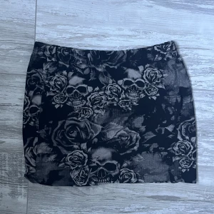 Y2k kjol - Kjol med snyggt mönster från EMP. Passar S-M. Inga hål eller fläckar så bra skick.