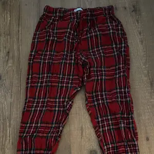 Pyjamasbyxor från Cubus  Storlek S Resår i midjan och vid fotlederna Säljer då de är för små för mig