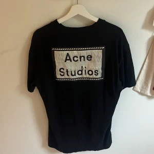 Acne t-shirt - Säljer min fina acne, då jag aldrig använder den. Använd vid 2 tillfällen, som ny!! 