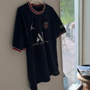 PSG tröja - Säljer en psg tröja, inget namn på bakom, oklart om den är riktigt eller inte, hör av er vid minsta instresse