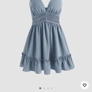 Jag vill sälja denna jättefina klänning då den inte passade på mig. Det är helt ny och oanvänd. Frakten får man stå för själv❤️
