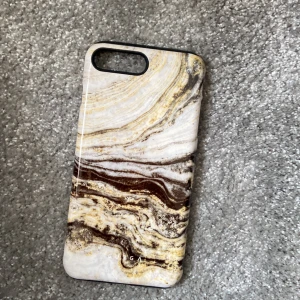 Mobilskal - Fint mobilskal som går lite över mobilen, har ett gummi inlägg