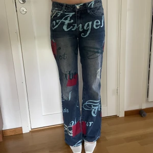 Jaded London jeans - Säljer dessa coola jeans från jaded london som inte säljs längre. W 26. Jag är 165 med klackar i denna bild men har även sytt upp så de går att sprätta upp men även att klippa kortare❤️