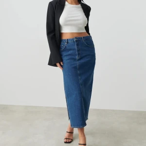 Long denim skirt - Säljer denna suuuupersnygga långa jeanskjol då den är lite för liten för mig (jag är vanligtvis en 38:a) 😭 väldigt stretchig vilket ger den en perfekt passform 🫶🏼Slutsåld online och endast använd en gång av mig så den är i nyskick 😍499 originalpris