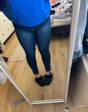 Blå skinny jeans  - Säljer dessa skinny jeans från bikbok i storlek M. Köptes för ungefär ett halvår sen och är endast använda Max 3 gånger, så i bra skick. 